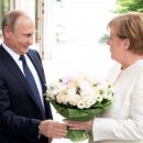 Bild считает оскорблением подаренный Путиным Меркель букет цветов