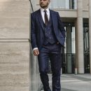 Темно-синий костюм: стиль, который выделяет